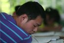 组图：无臂男孩战高考 用意志答考题