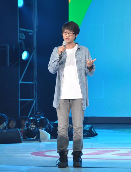韩寒出席湖南卫视成人礼 素颜亮相谈18岁的选