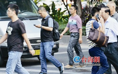 湖北女生玩手机丢了性命引关注 围观街头低头