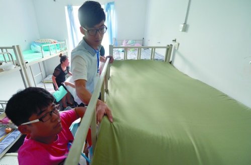 记者聚焦大学新生:独立生活的第一天(组图)