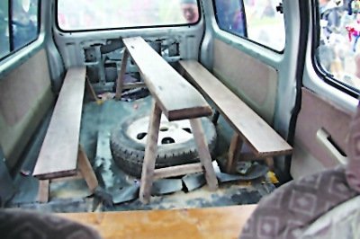 黑校车核载7人塞进32名小学生 座椅改板凳(图)