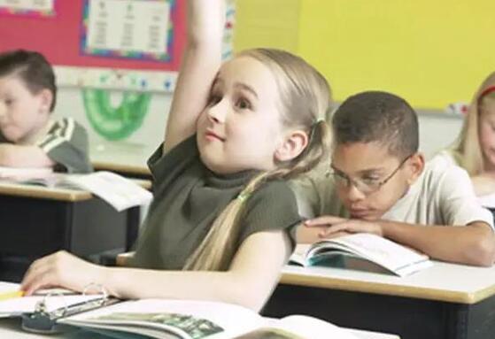 家长选学校、孩子忙功课 美国都是快乐教育吗？