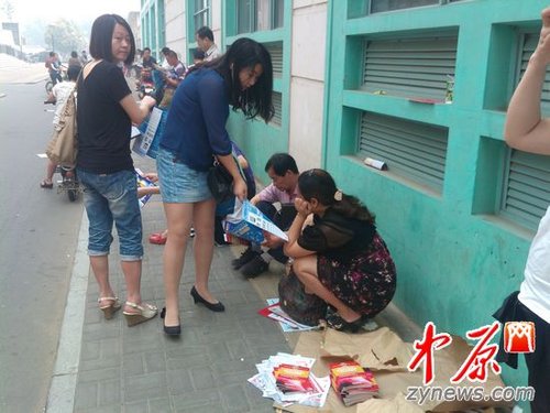 河南:郑州高考有温情 巡警护考出租车送考