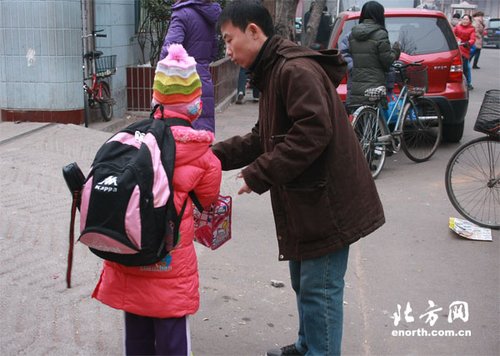 天津:直击开学第一天 家长比孩子还要忙
