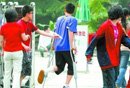 北京高考备用考场迎来特殊考生 手持双拐(图)