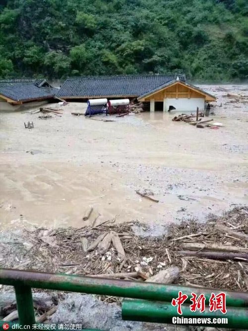 四川九寨沟发生特大泥石流 民房被冲毁