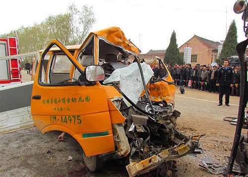 英语热词:校车相撞事件相关词汇