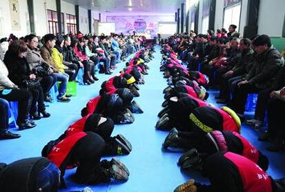 上海一民辦學校辦孝敬節800多學生集體跪拜父母