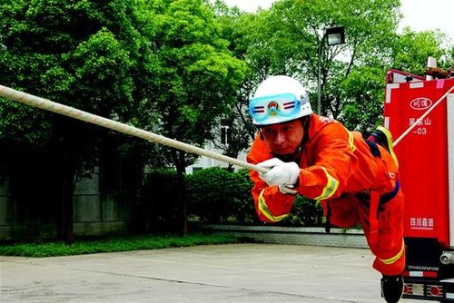 司机雨夜回家被困便桥上 21岁消防员激流救人