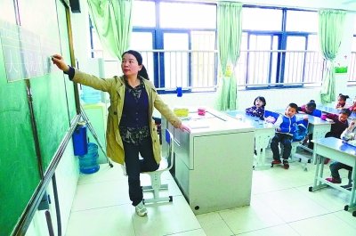 骨折女 教师 拄拐回校 单膝 跪 椅为学生上课-学