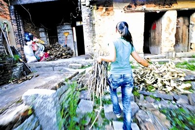 <em>母妹</em>智障父又偏瘫13岁那年她撑起了一个家_教