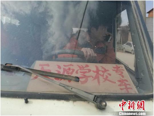 昆明一“校车”严重超载 核载7人竟挤33人