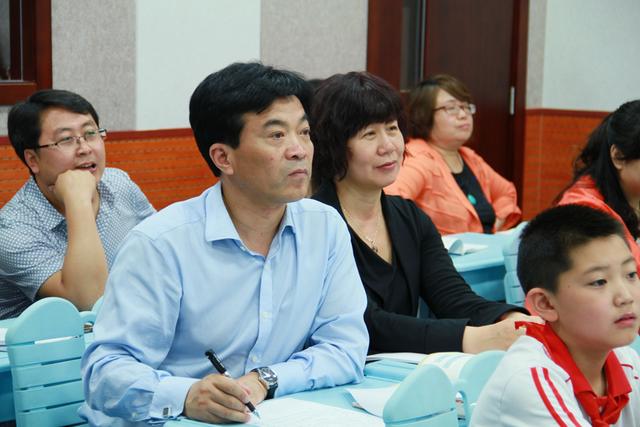 专家入校指导教学 点拨教师启发思路