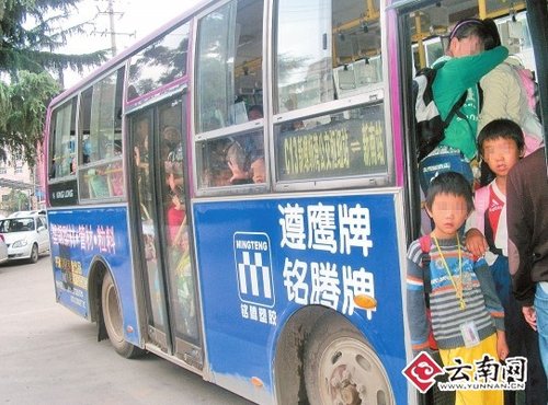 昆明查获严重超载车 26座的校车挤进115孩子