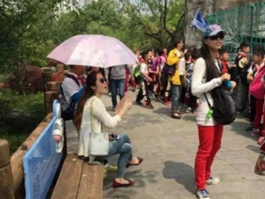 “打伞门”考的是教育智慧