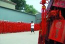 高考催热"祈福经济" 100至180元状元符很畅销