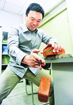 副教授课堂玩劈砖 网友惊呼“知识就是力量”