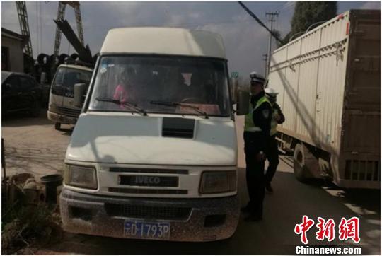 昆明一“校车”严重超载 核载7人竟挤33人
