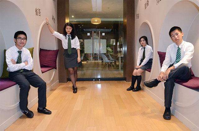 光明与黑暗之书》发布会在包玉刚实验学校举行_大上海新闻网