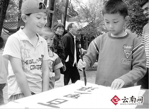 11岁男孩喜欢书法 把字写好是种技能也是种修