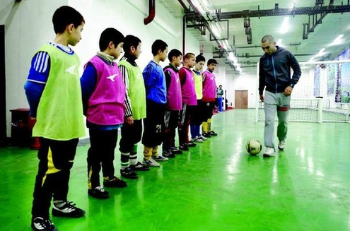 南京220名校园足球教练上岗 退役运动员来兼职