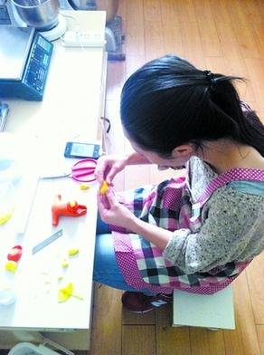 23岁美女大学生自学手艺开艺术蛋糕店(图)