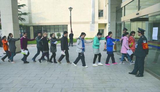 北京联合大学特殊教育学院,盲人考生正排队进