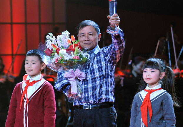 小学生发明单手画校长作文赠最美独臂直线神器小学生论语图片