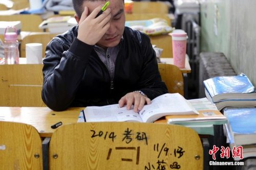 大学生备战考研 山西高校自习室成占座“战场”