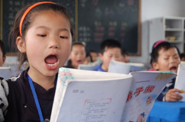 诵经典、学礼仪:中国小学生暑假变国学小书童