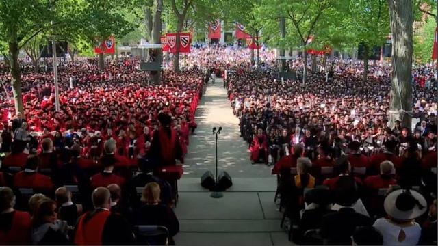 中国留学生首登哈佛毕业演讲台 称教育改变人生