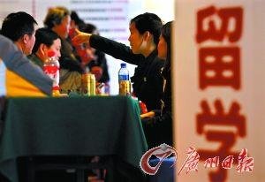 中国留学生低龄化趋势明显 生存状况引发关注