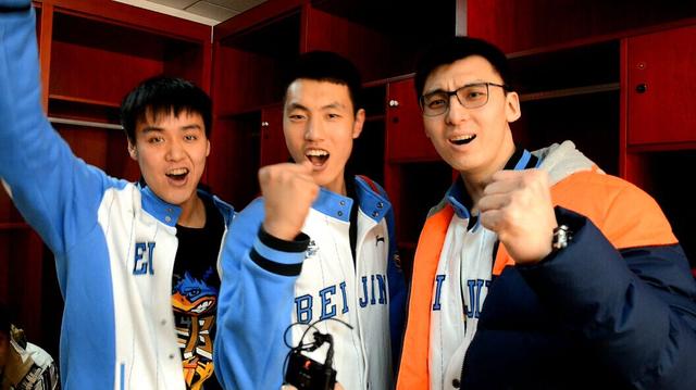 马布里领衔CBA总冠军球队为中国少年加油