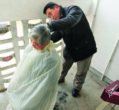 孝子27年如一日为母剪发 一把推子用40年