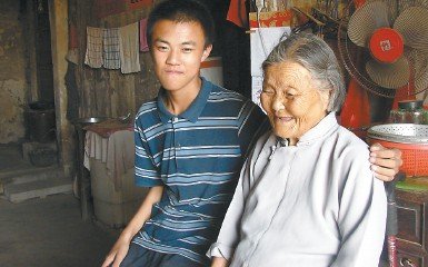 95岁老人收养四名孩子 曾为生活捡矿泉水瓶(图)