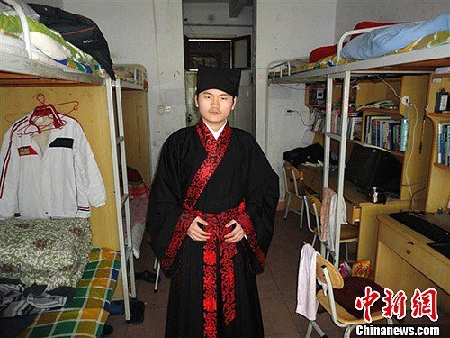 河南大学生倡汉服“生活化”坚持两年穿汉服上学