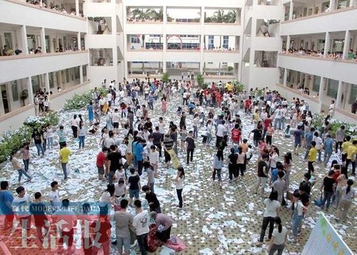 学校下纸雨为高考学生减压 场面震撼-学校,高