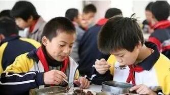 教师“蹭吃”学生营养餐 陕西一中学校长被免职