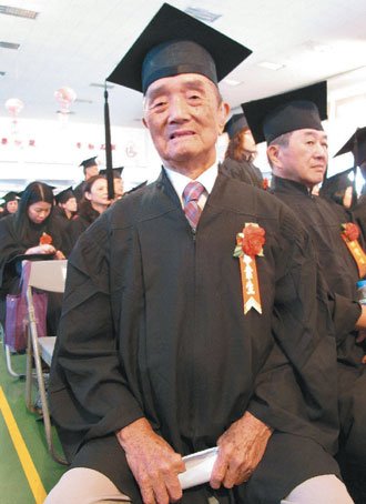 93岁老人大学毕业取得双学位 称要念到100岁