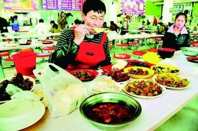 <em>烟台大学</em>7保洁员吃学生剩饭 称受到光盘行动启