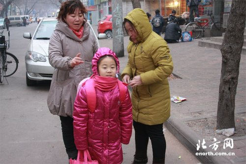 天津:直击开学第一天 家长比孩子还要忙
