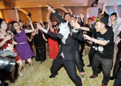 武汉高中生毕业舞会 穿礼服走红毯明星范十足