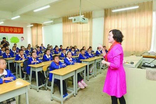 教育专家堵力给授助学校学生和老师上课