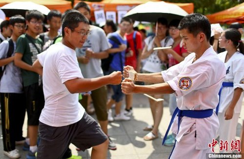 东南大学“百团大战” 社团招新出奇招