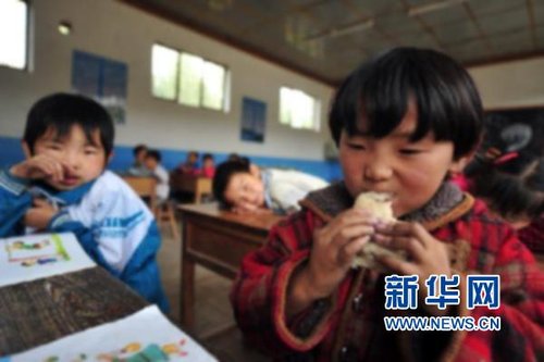 甘肃会宁:山区学生的午餐(组图)