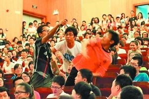 电视主持人司马南海南大学演讲 遭学生扔鞋(图