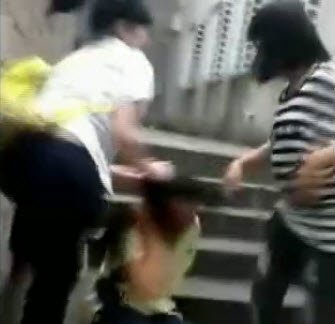 初中女生遭同龄女生群殴 拍摄者在旁起哄(图)