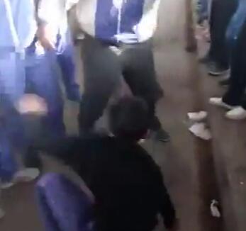 山东一男生在厕所遭同学围殴并被要求“舔屎”