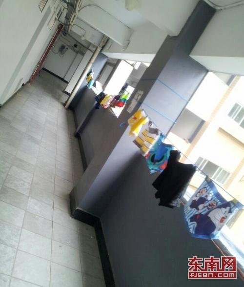 <em>大学女生</em>愚人节潜入男生<em>宿舍</em>楼<em>挂内裤</em> 男生称