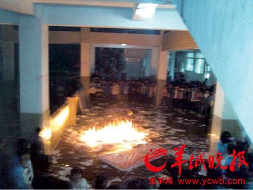 湖北京山一中部分学生焚书续:校长被停职调查